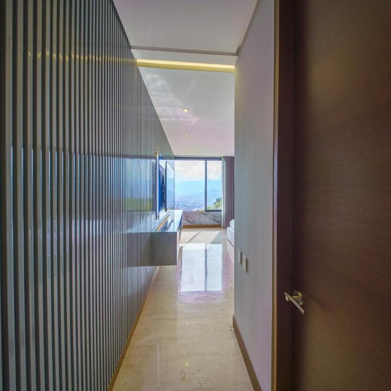 Luxury Mansion 8 Bed, Heated Pool, Jacuzzi & Gym - Villa - 18