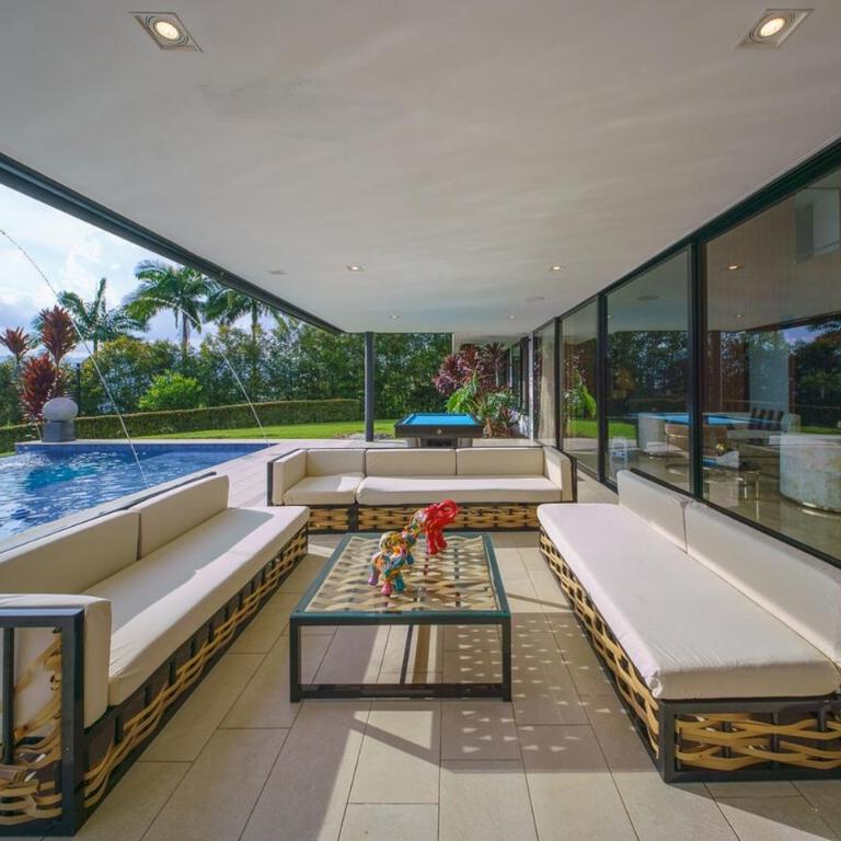 Luxury Mansion 8 Bed, Heated Pool, Jacuzzi & Gym - Villa - 19