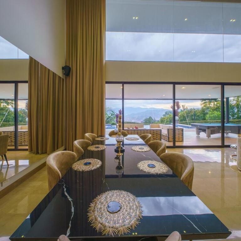 Luxury Mansion 8 Bed, Heated Pool, Jacuzzi & Gym - Villa - 20