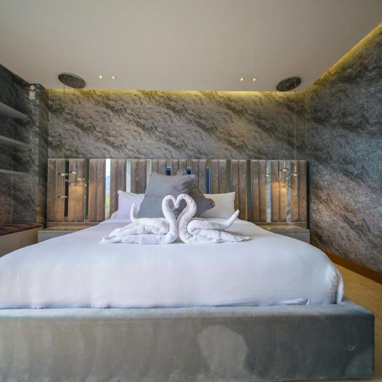 Luxury Mansion 8 Bed, Heated Pool, Jacuzzi & Gym - Villa - 22