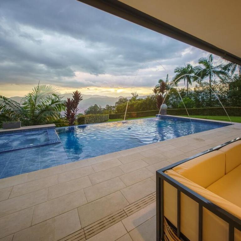 Luxury Mansion 8 Bed, Heated Pool, Jacuzzi & Gym - Villa - 24