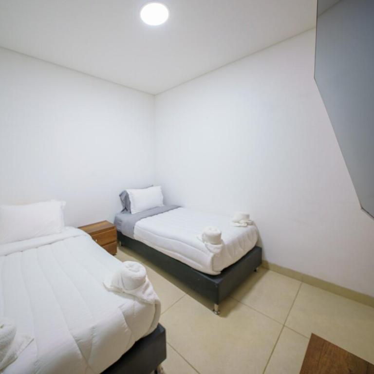 Luxury Mansion 8 Bed, Heated Pool, Jacuzzi & Gym - Villa - 25