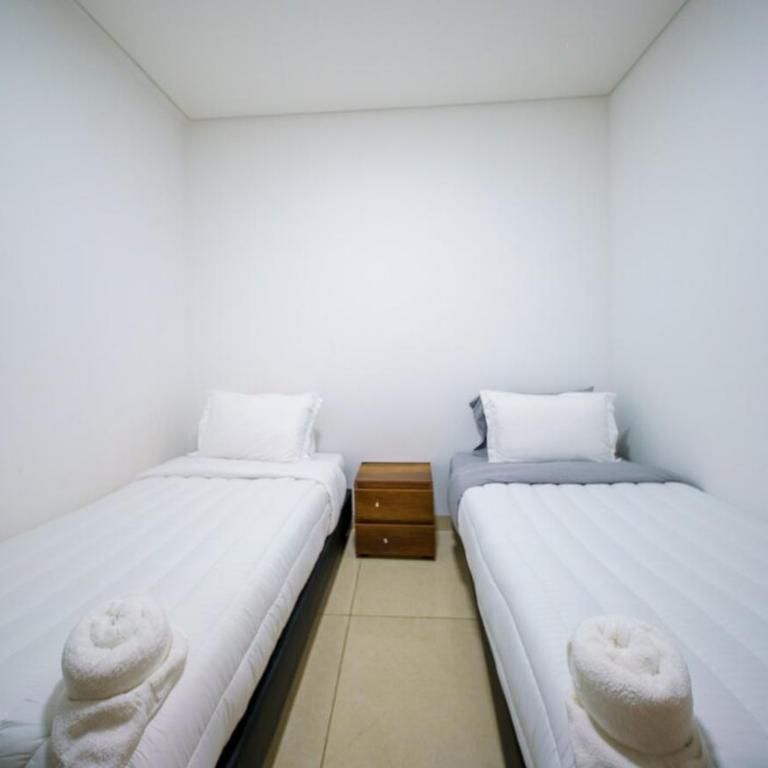 Luxury Mansion 8 Bed, Heated Pool, Jacuzzi & Gym - Villa - 29