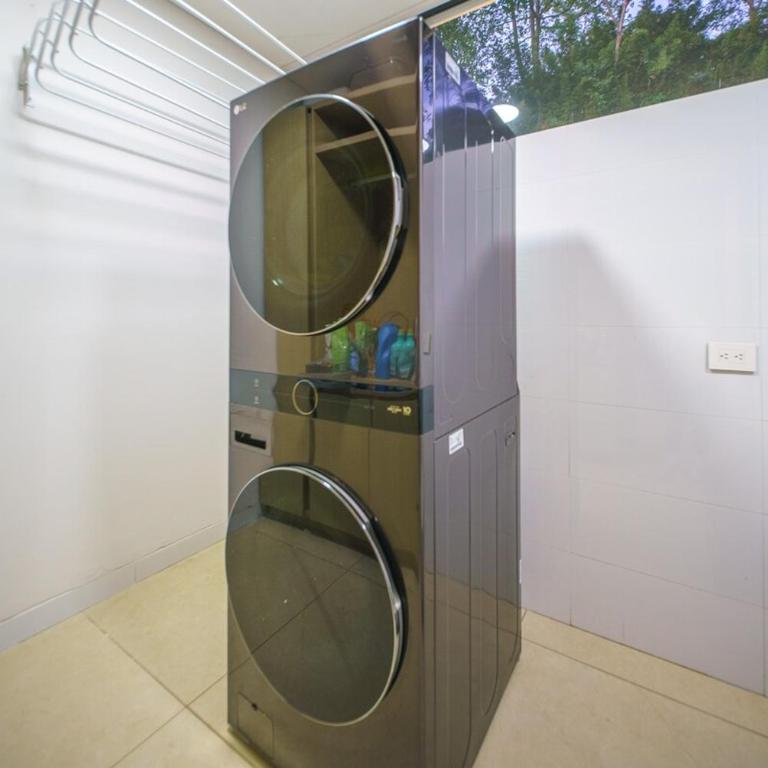 Luxury Mansion 8 Bed, Heated Pool, Jacuzzi & Gym - Villa - 31