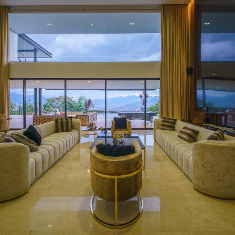 Luxury Mansion 8 Bed, Heated Pool, Jacuzzi & Gym - Villa - 34