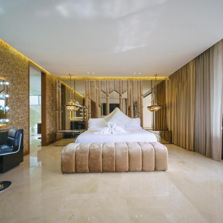 Luxury Mansion 8 Bed, Heated Pool, Jacuzzi & Gym - Villa - 45