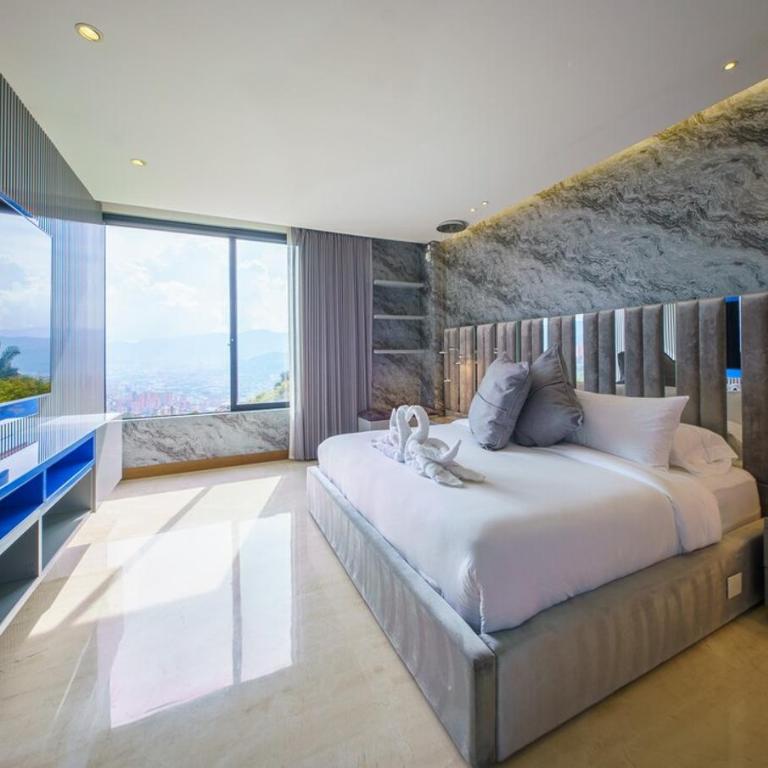 Luxury Mansion 8 Bed, Heated Pool, Jacuzzi & Gym - Villa - 46