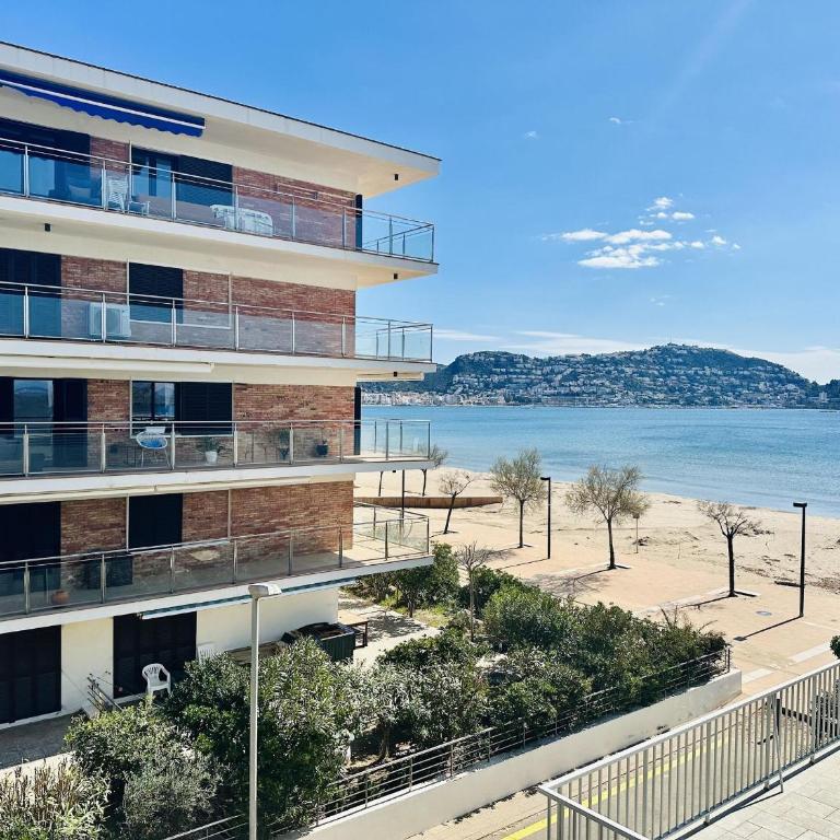 Apartamento frente al mar con terraza y parking privado en Roses - ES-258-37 - Apartamento - 21
