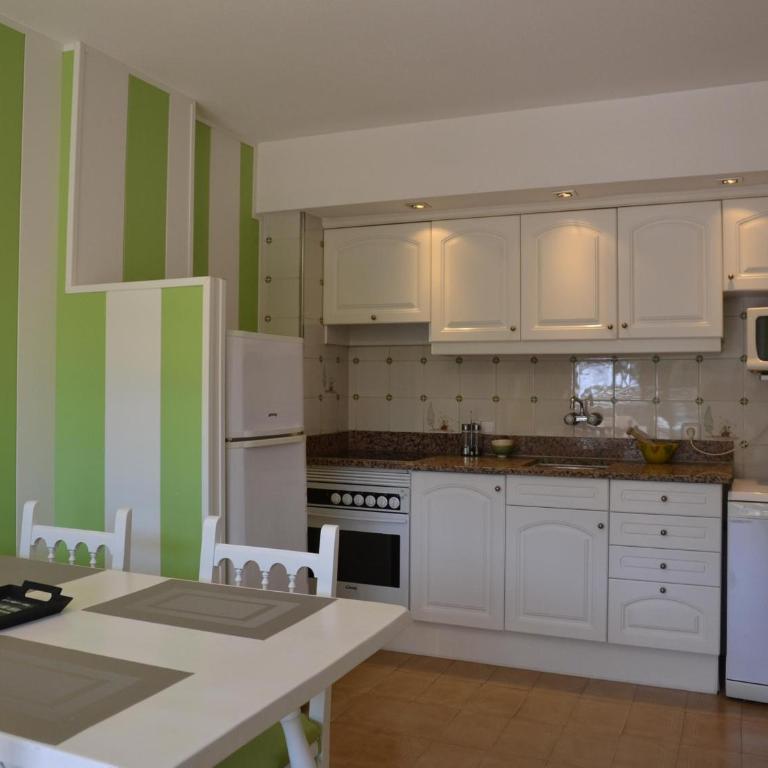 Apartamento en Primera Línea de Playa con Piscina y Terraza – L'Estartit - ES-323-26 - Apartment - 11