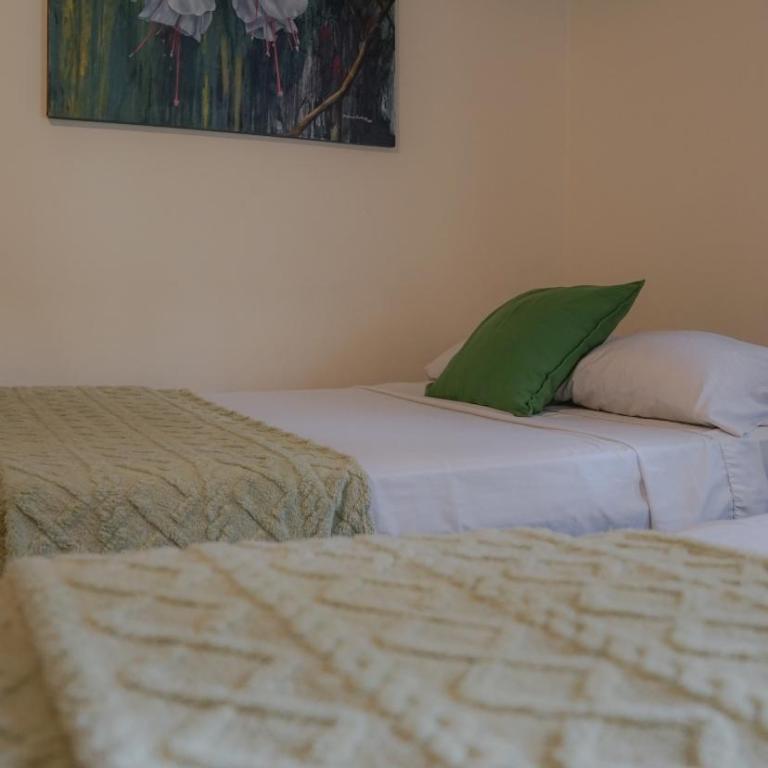 Casa En Llamas Hostal & Audio Bar - Armenia Eje cafetero - Quadruple Room with Shared Bathroom - 4