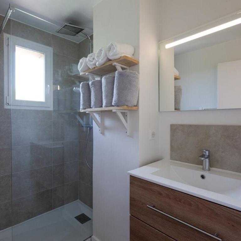 T2 Lumineux climatisé à 200m de la plage et parking privé - Two-Bedroom Apartment - 14