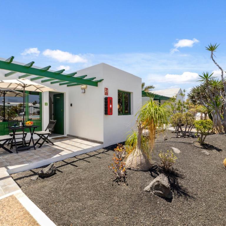 Apartamento BANDAMA nº 5, recién renovado, newly renovated bungalow, Los Pocillos, Tías - Habitación Doble Estándar con vistas al jardín - 1 o 2 camas - 9