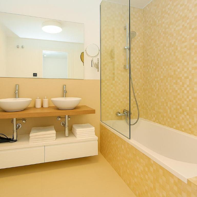 Apartment Sleeps 4 with Gym & Spa - Apartment - 16