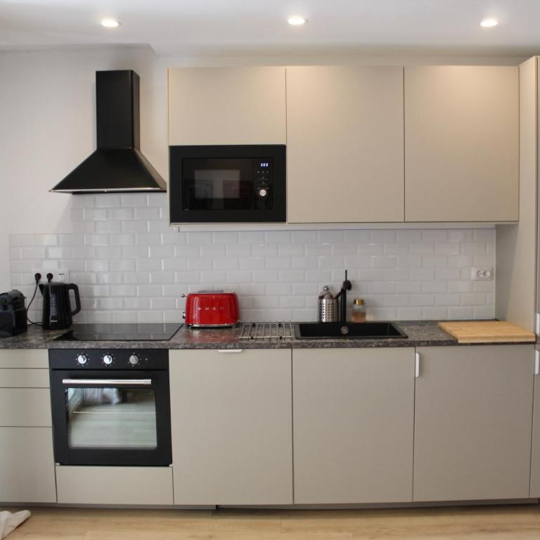 Charmant appartement proche mer - centre ville - Two-Bedroom Apartment with Terrace - 6