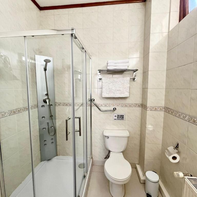 CHALET CHAPITAL Punta Arenas - Quadruple Room with Private Bathroom - 6