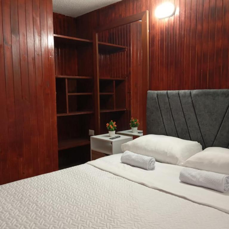 Casa Hotel Pontevedra - cerca a la clínica Shaio, - Habitación Doble con baño privado externo - 2