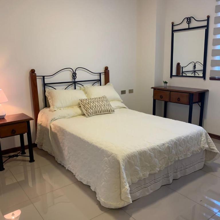 En Equipetrol, dpto de lujo, 2 plazas - Apartamento de 1 dormitorio - 5