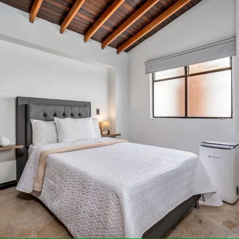 Urban 5th floor Living with AC unit 3Bed3bth no elevator 5 guests max - Apartment - 4