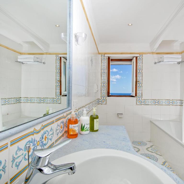 Hotel Syrene - Camera Matrimoniale con Balcone e Vista Mare - 4