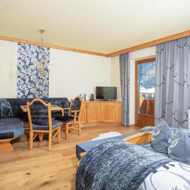 Appartement Frühstückspension Landhaus Karwendel - Doppelzimmer mit Balkon - 1