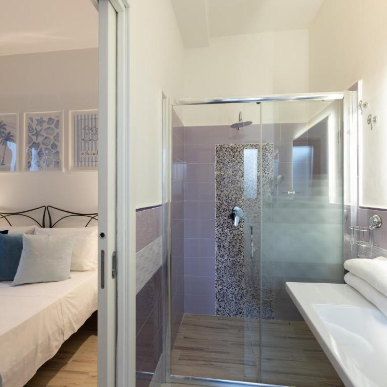 Riva rooms - by Obiettivo vacanza Budoni - Camera Matrimoniale/Doppia con Letti Singoli con Bagno Privato - 10