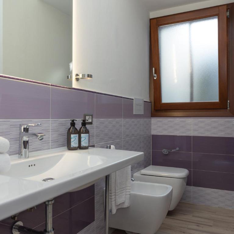 Riva rooms - by Obiettivo vacanza Budoni - Camera Matrimoniale/Doppia con Letti Singoli con Bagno Privato - 8