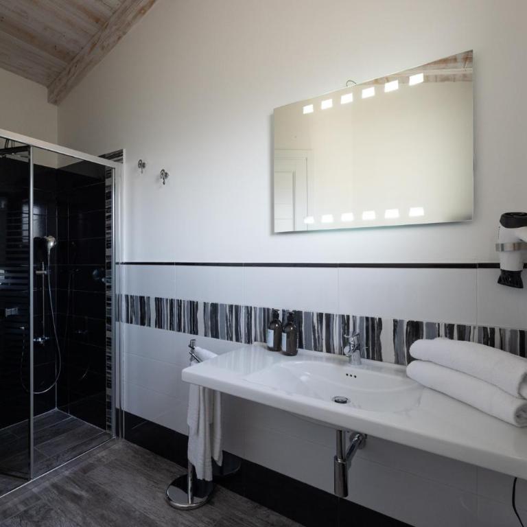 Riva rooms - by Obiettivo vacanza Budoni - Camera Matrimoniale/Doppia con Letti Singoli con Bagno Privato - 17