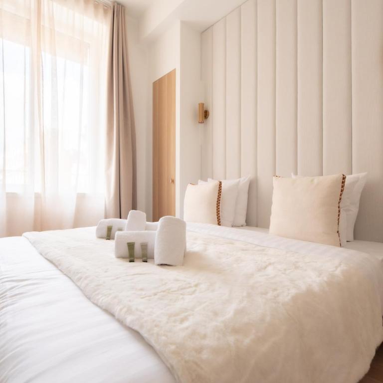 Chic Flat in Paris Center - One-Bedroom Deluxe Apartment - 17