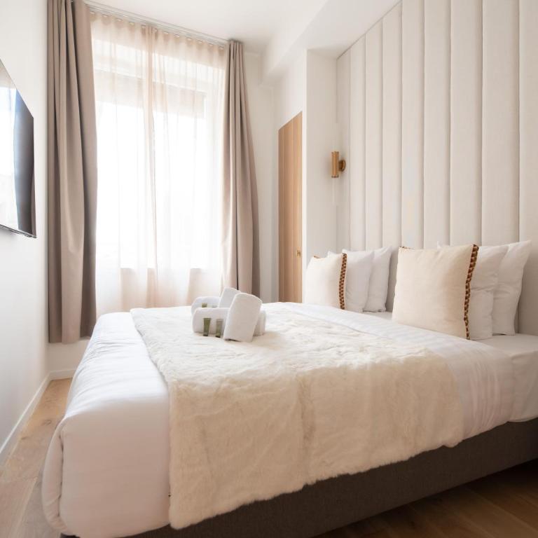 Chic Flat in Paris Center - One-Bedroom Deluxe Apartment - 18