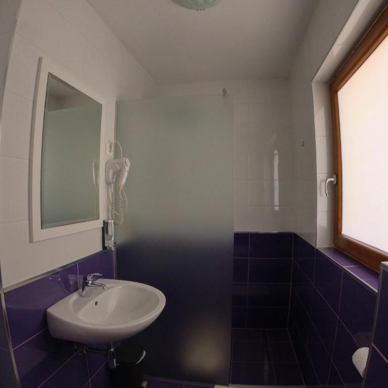 ĆIRO HOTEL -free parking - Trokrevetna soba sa Bračnim Krevetom (King-size) - 8