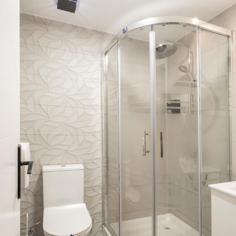 Apartamentos Day Madrid GRAN VIA I - Habitación Doble Deluxe - 3