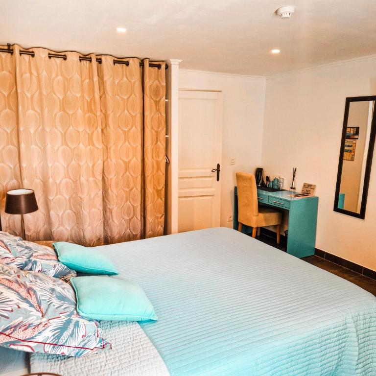 La Villa Nais PADEL&PISCINE -Suites & Appartements - Chambre Triple Supérieure avec Terrasse - 4