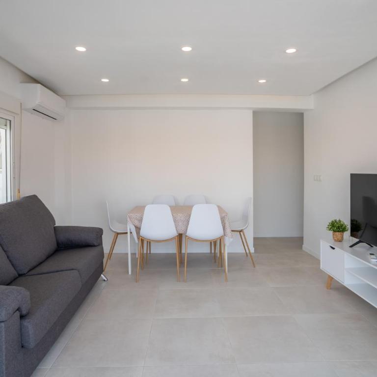 Apartamento con vistas al mar y la montaña - Three-Bedroom Apartment - 10