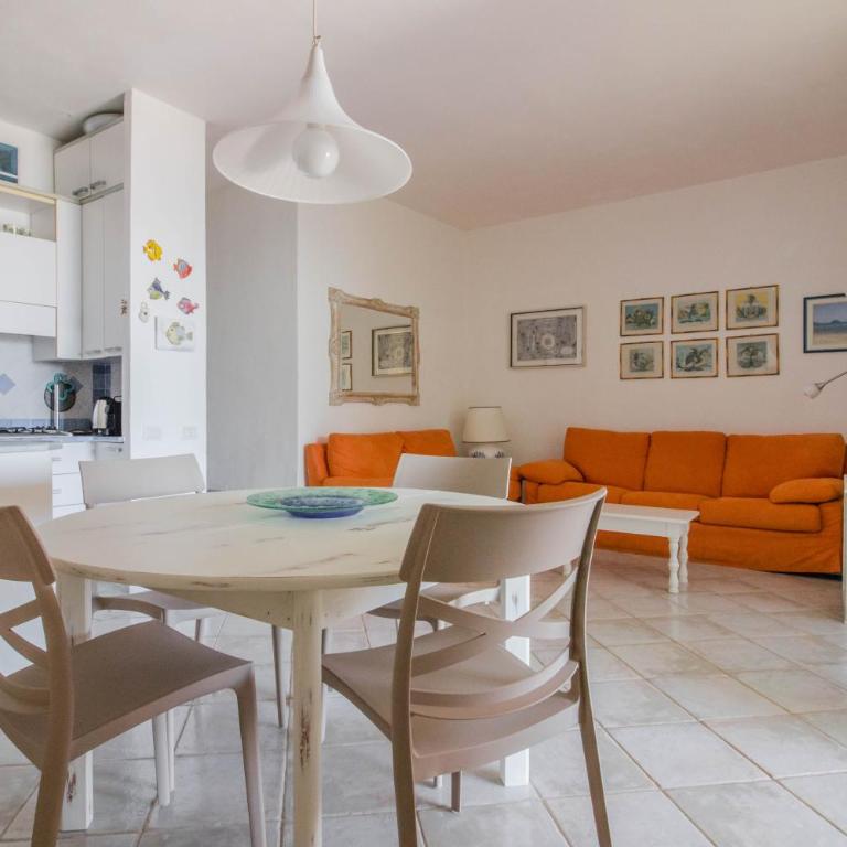 GuestHost - Seaview Villa with Veranda GolfoAranci - Appartamento con 2 Camere da Letto - 2