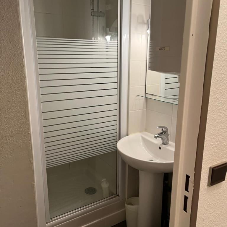 studio cabine 4 personnes à 50m du port et 100m de la plage - Studio - Cabin - 2