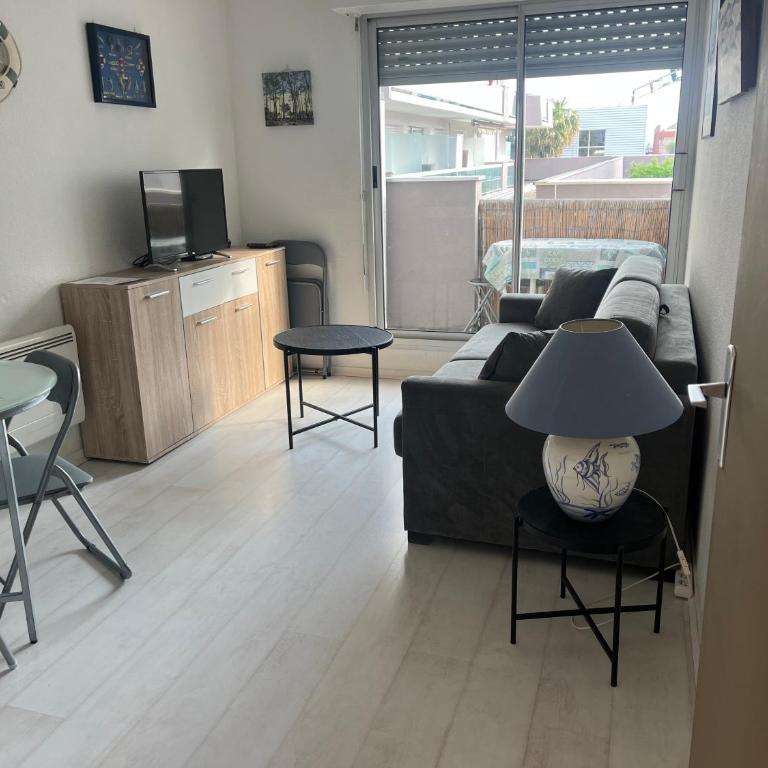 studio cabine 4 personnes à 50m du port et 100m de la plage - Studio - Cabin - 3