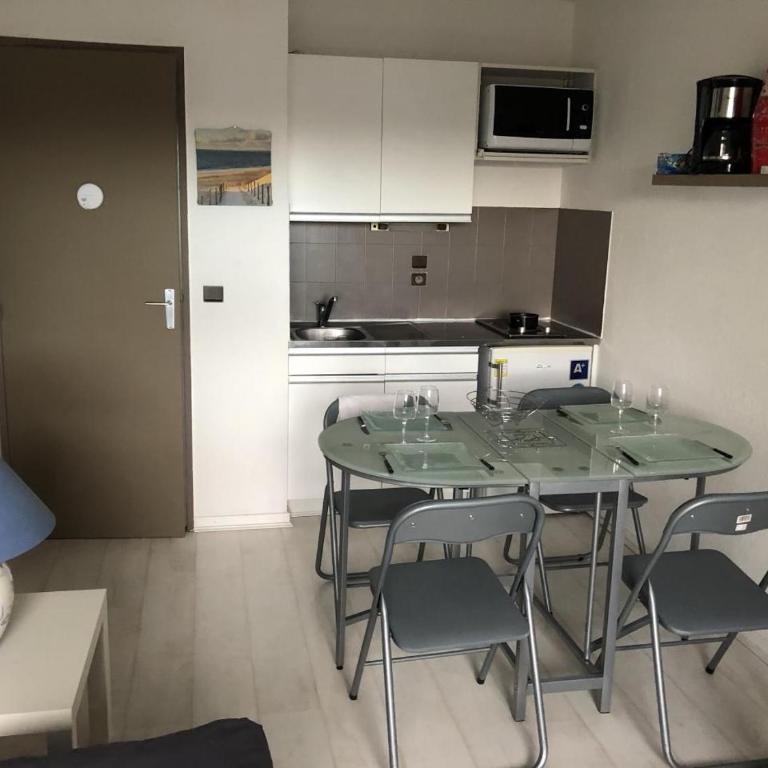 studio cabine 4 personnes à 50m du port et 100m de la plage - Studio - Cabin - 4
