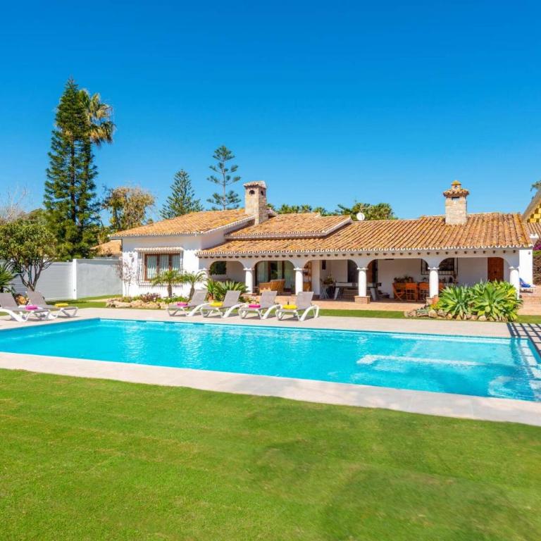 Villa Ramos by Villa Plus - Villa - 2
