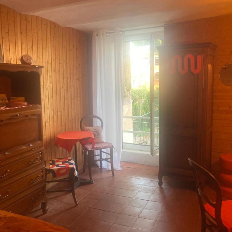 Chambre en bois - Appartement 1 Chambre - 1
