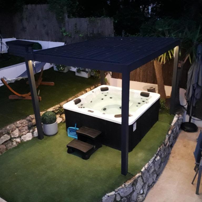 Piscine-Jacuzzi-Sauna -Videoprojecteur Perle Rare - Deluxe Villa - 39