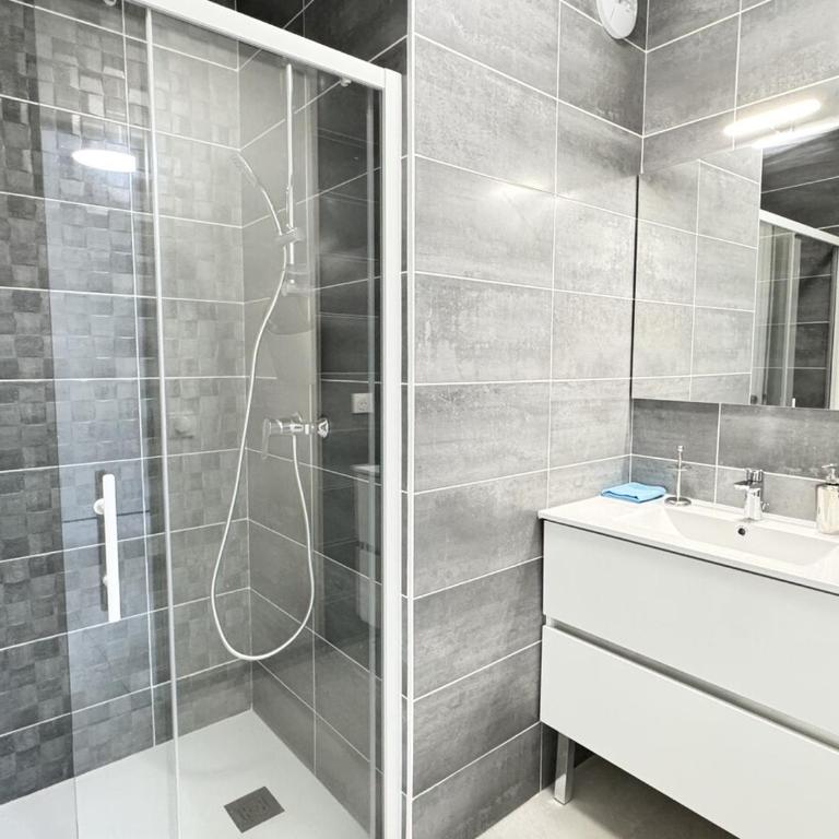 Bel apt 85m2 pour 8p Parking et Balcon - Apartment - 3