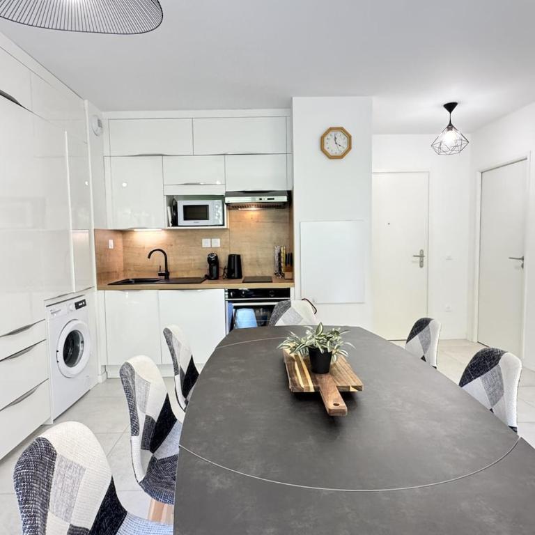 Bel apt 85m2 pour 8p Parking et Balcon - Apartment - 30