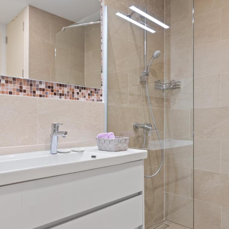 Lustica Apartments Central Bay - Two-Bedroom Deluxe Apartment with Garden View - 13