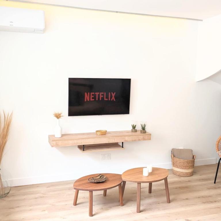 151 - Terrasse & Jacuzzi, Rue Trivalle, Pied de la cité de Carcassonne - Climatisation, Netflix, Fibre - Appartement 2 Chambres - 3