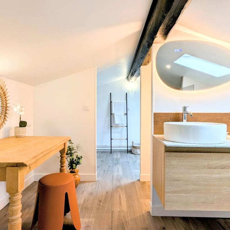 151 - Terrasse & Jacuzzi, Rue Trivalle, Pied de la cité de Carcassonne - Climatisation, Netflix, Fibre - Appartement 2 Chambres - 8