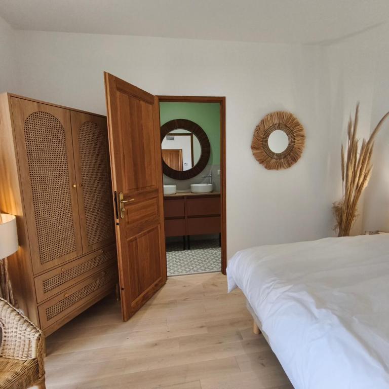 VILLA ADOYA Chambre d'hôtes Aigues-Mortes intra muros au calme climatisation réversible PISCINE WIFI ascenseur PARKING gratuit - Chambre Double avec Terrasse - 10