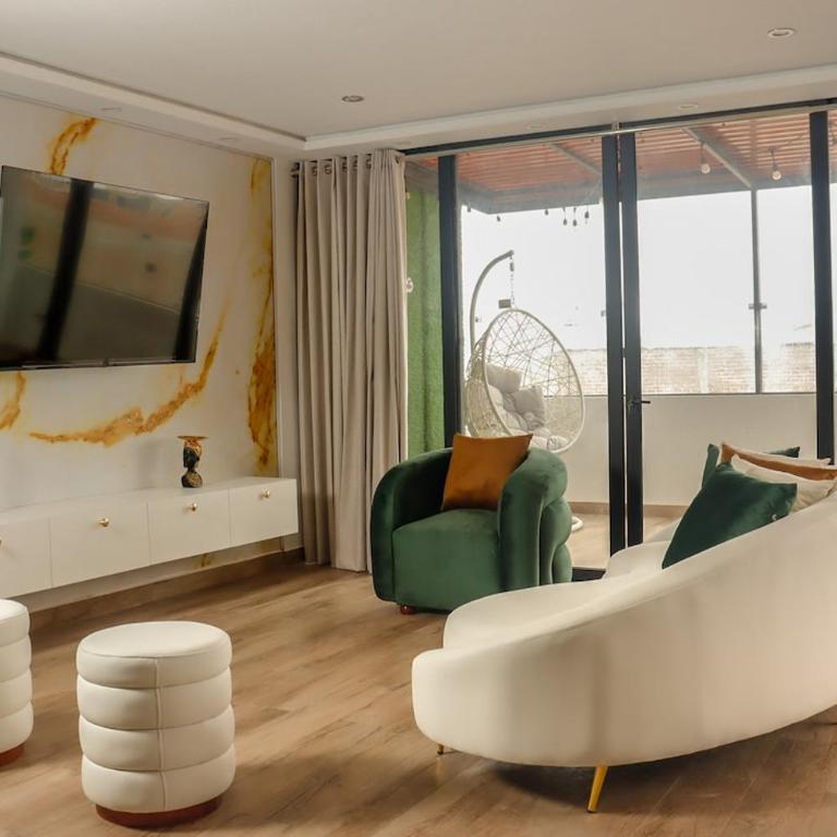 Luxurious Apt with Rooftop, BBQ, and Beach nearby - Three-Bedroom Apartment - 1