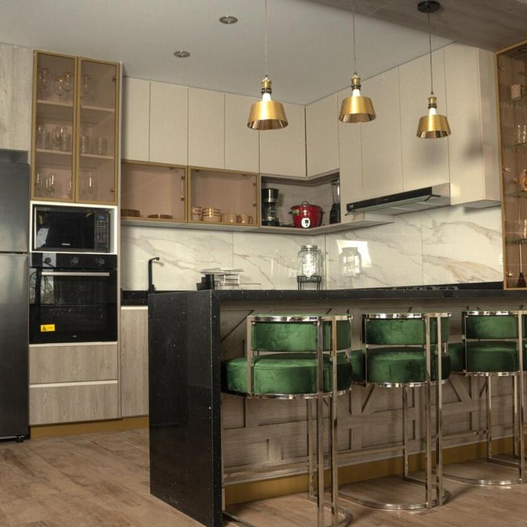 Luxurious Apt with Rooftop, BBQ, and Beach nearby - Three-Bedroom Apartment - 21