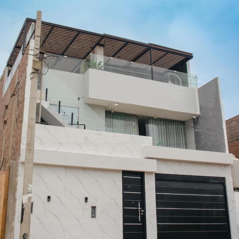 Luxurious Apt with Rooftop, BBQ, and Beach nearby - Three-Bedroom Apartment - 5