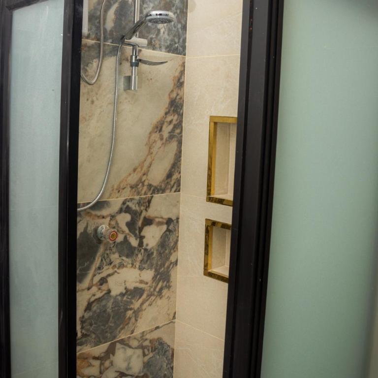 Luxurious Apt with Rooftop, BBQ, and Beach nearby - Three-Bedroom Apartment - 3